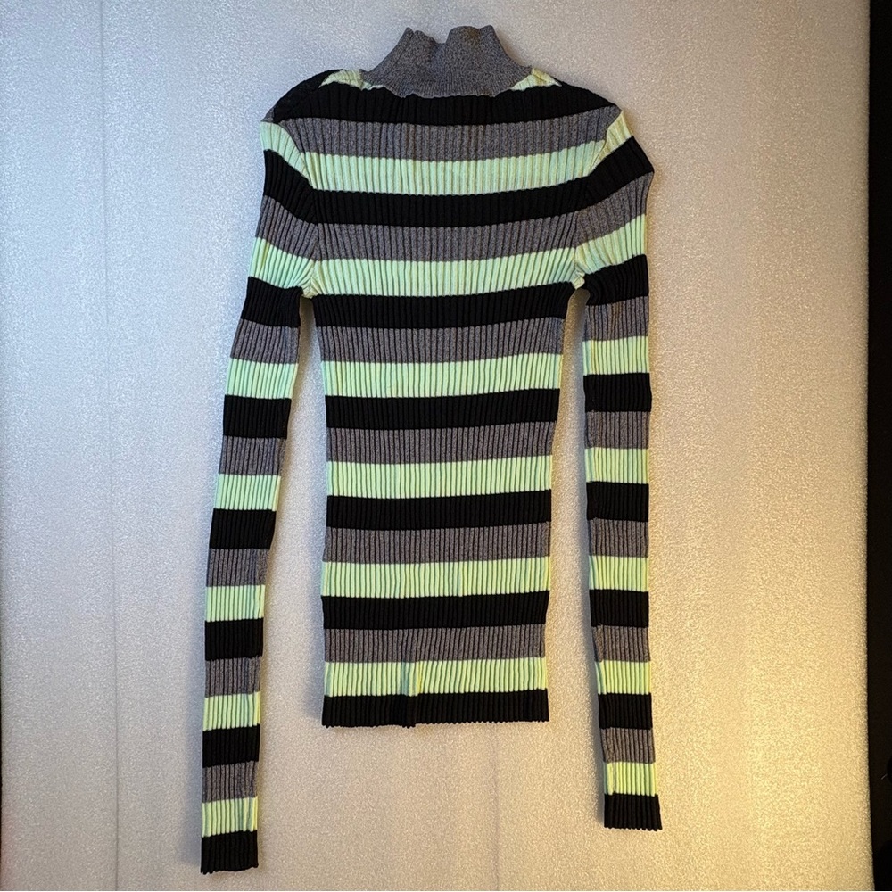 Neuw Women's Sweater in Black, Gray,& Green Stripes. Size XS/6. Good condition.